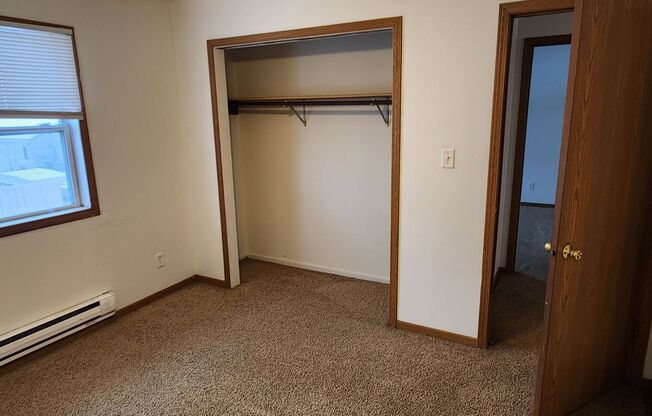 2 beds, 1 bath, $895, Unit 17