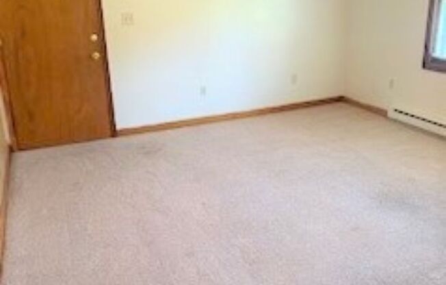 2 beds, 1 bath, 903 sqft, $1,210, Unit I-5