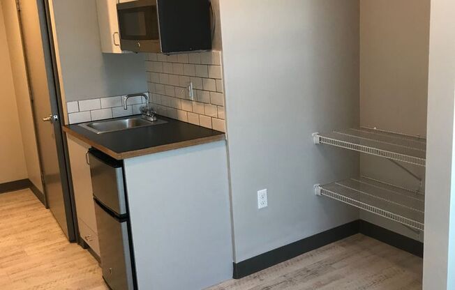 Studio, 1 bath, 200 sqft, $975, Unit 607