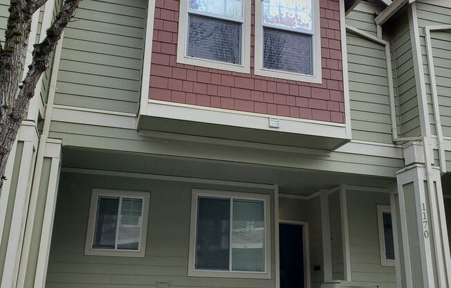 Great Location! 2 Bed 2 Bath Townhouse Style Condo! Open Concept! Laminate Floors Throughout Main!