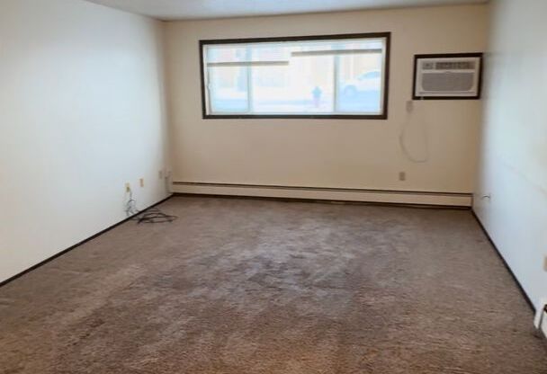 1 bed, 1 bath, $700, Unit 06