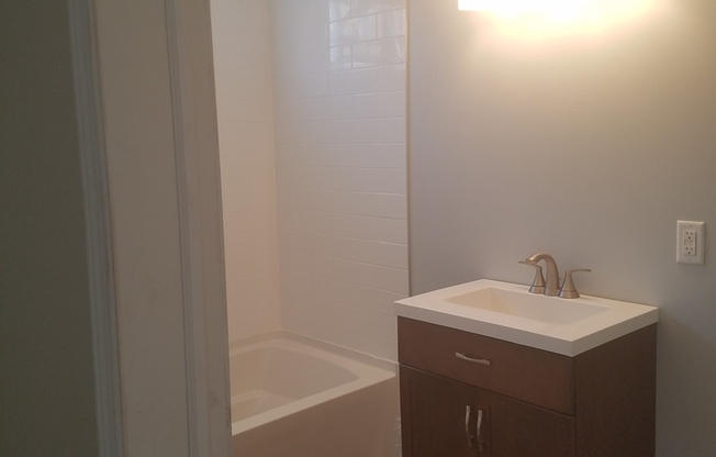 2 beds, 1 bath, $1,000, Unit 4