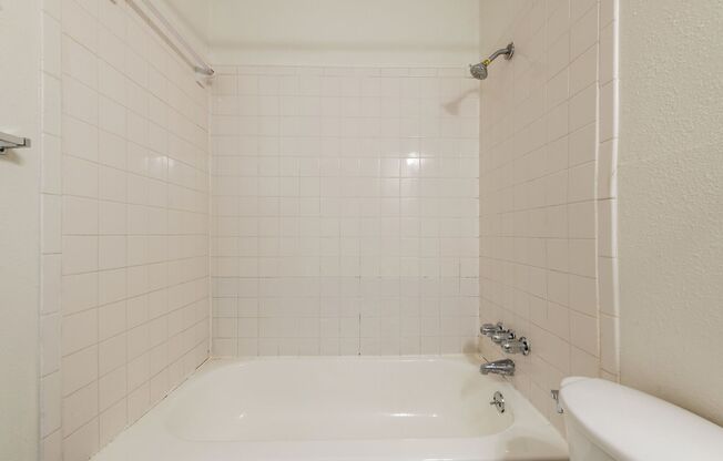 2 beds, 1 bath, $2,000, Unit B