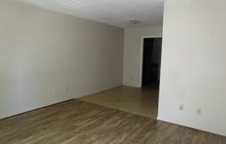 2 beds, 1 bath, $975, Unit Apt 3