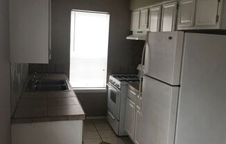 2 beds, 1 bath, 812 sqft, $1,025, Unit B