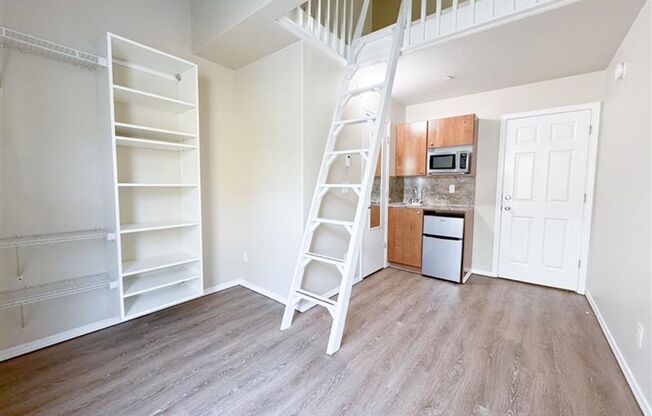 Studio, 1 bath, 137 sqft, $1,199, Unit 8G