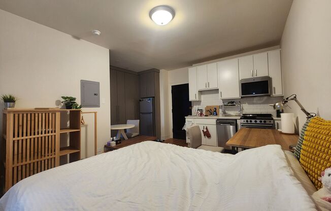 Studio, 1 bath, 450 sqft, $1,295, Unit 106