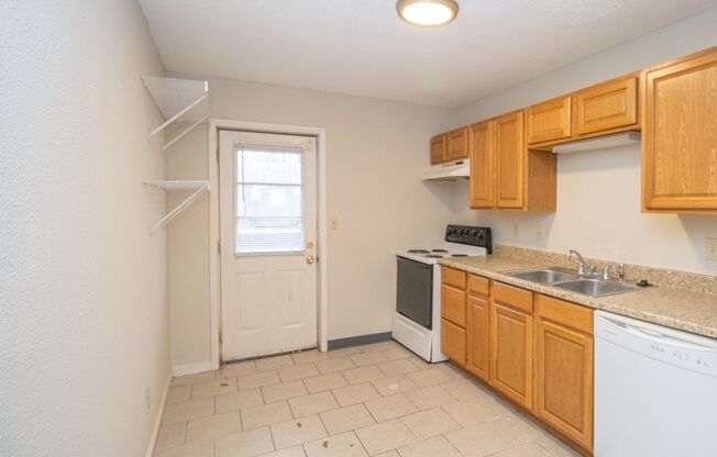 2 beds, 1 bath, $1,050, Unit Apt 1