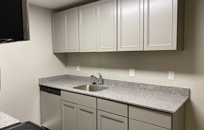 3 beds, 2 baths, 643 sqft, $2,100, Unit B202