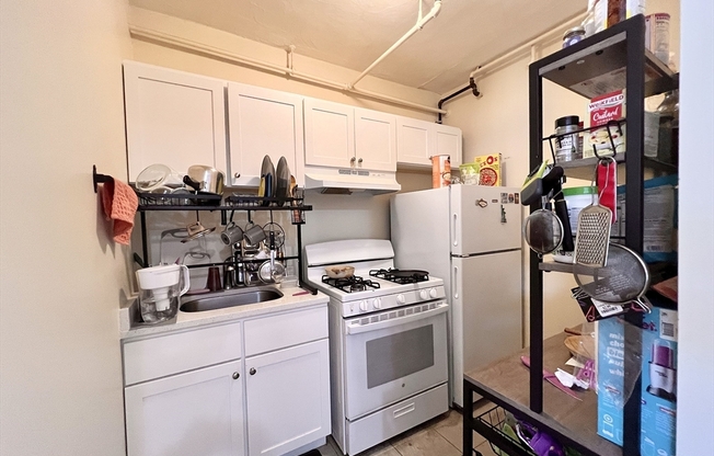 Studio, 1 bath, 450 sqft, $2,000, Unit 33