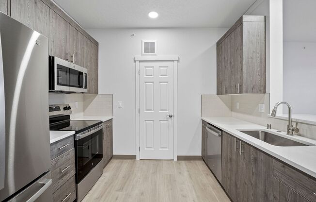 3 beds, 3 baths, 1,674 sqft, $2,050, Unit H-404