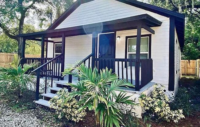 Charming 2-Bed, 2-Bath Craftsman-Style Bungalow near Orlando's Creative Village!