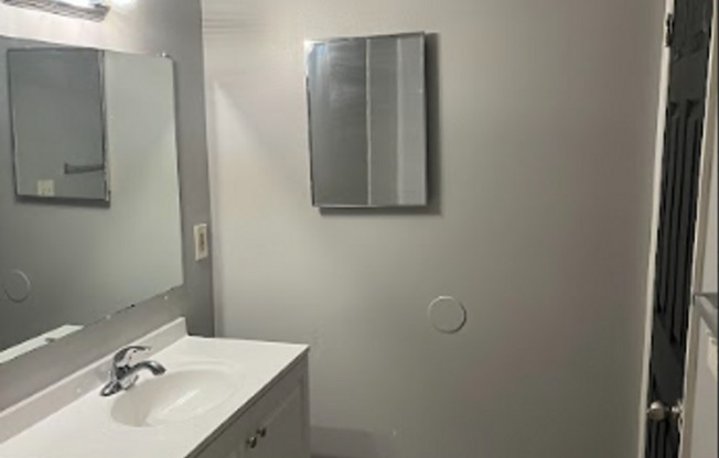 1 bed, 1 bath, 730 sqft, $999, Unit Unit 2
