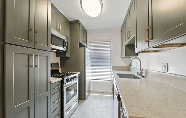 917 5th St in Santa Monica.  Steps to Montana Ave!