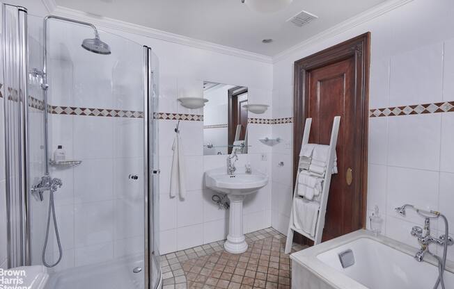 548 4 ST