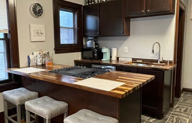 1514 w Lake St - Uptown Living Only Steps from Lakes & Restaurants, Shopping, Etc!