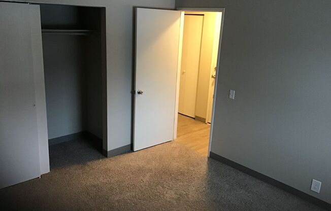 2 beds, 1 bath, $1,175, Unit 2579IZF