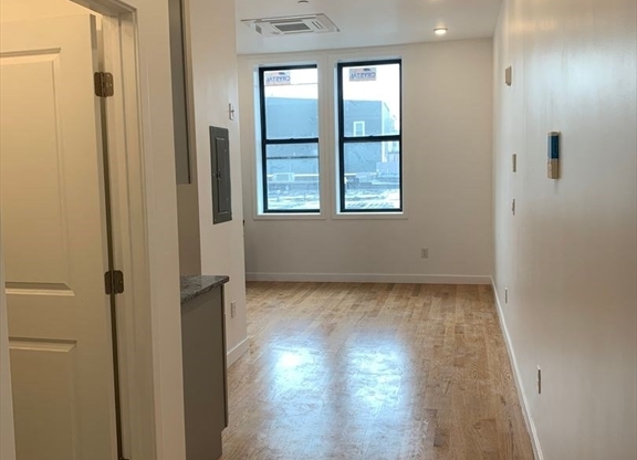 Studio, 1 bath, 415 sqft, $1,595, Unit 410