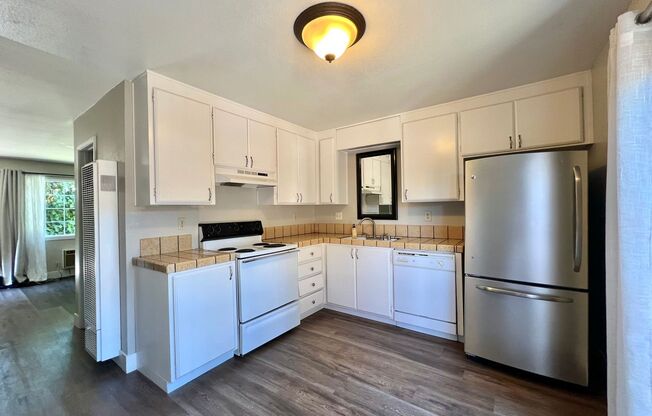 2 beds, 1.5 baths, $2,600