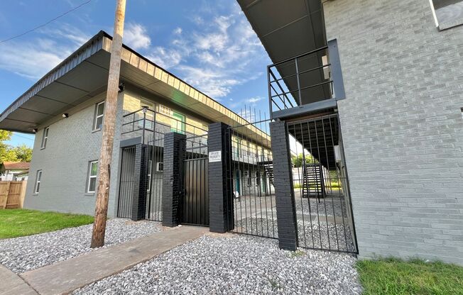 2 beds, 1 bath, 700 sqft, $725, Unit APT 4