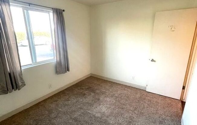 Low Move In Costs / $250 Smart & Final Gift Card if leased by July 31!!!