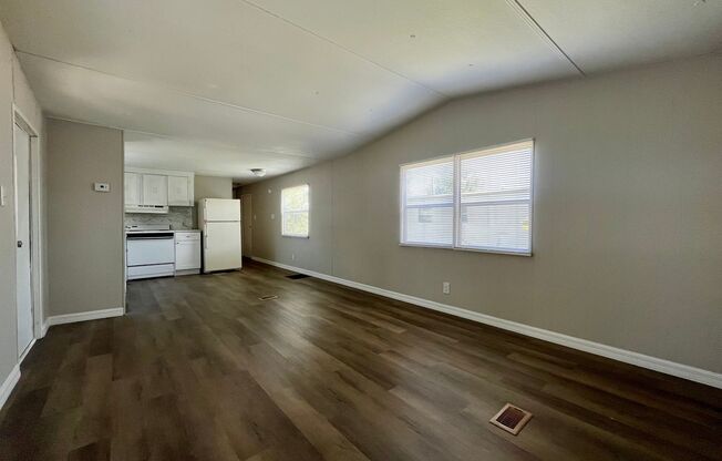 2 Bed 2 Bath Thonotosassa! New paint throughout, new flooring, new kitchen counters & cabinets! Ready for you to MOVE-IN