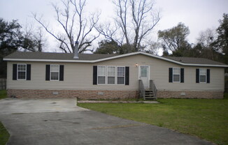 Spacious 3BR/2BA MH with fullly fenced yard in Pace school district