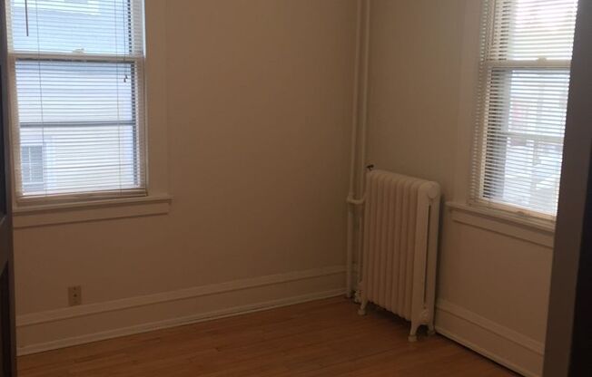 2 beds, 1 bath, $1,275, Unit 3059 N Maryland Ave B, Milwaukee, WI 53211