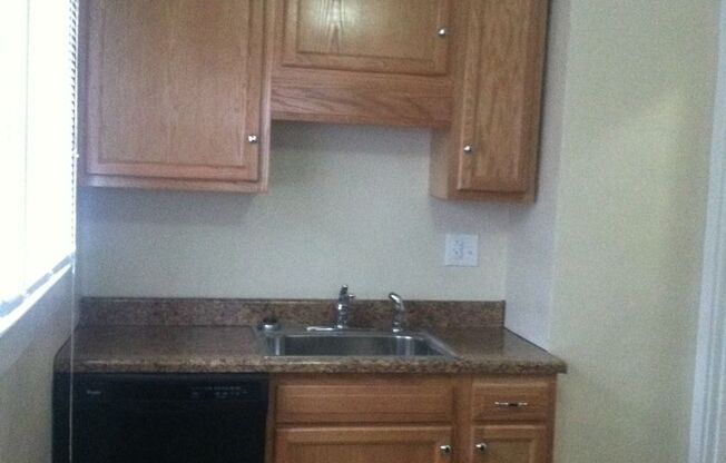 Cozy  2 Bedroom Home off Poplar Level