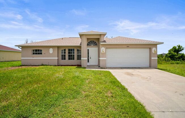 Beautiful three bedrooms and two full bathrooms home in Cape coral