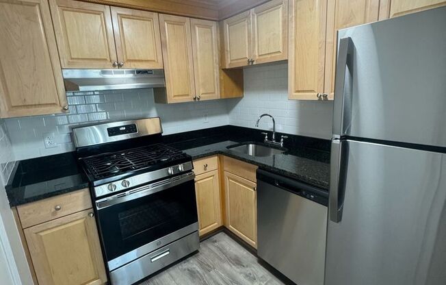 2 beds, 1 bath, 680 sqft, $2,350, Unit 25-32
