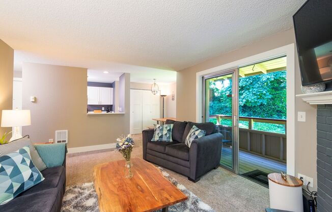 Beautifully Remodeled 3 Bed, 1.75 Bath Unit Available w/ Privacy in Fairwood!