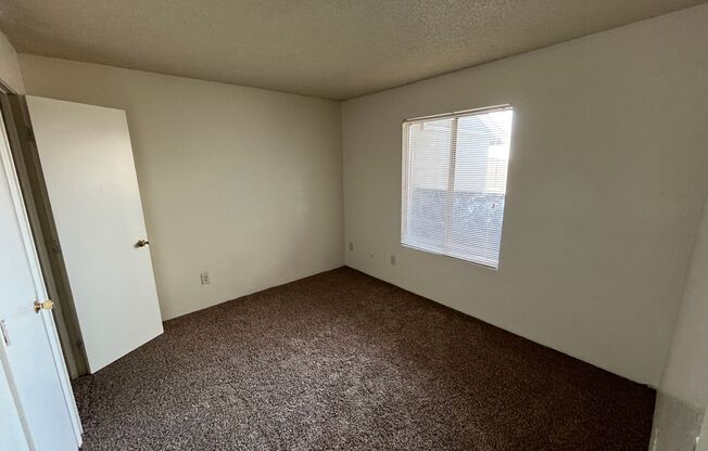 2 beds, 1 bath, $1,050, Unit 32