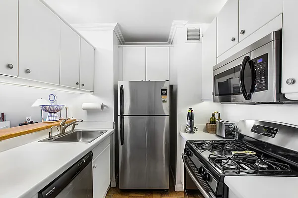 Studio, 1 bath, 588 sqft, $4,500, Unit 6D