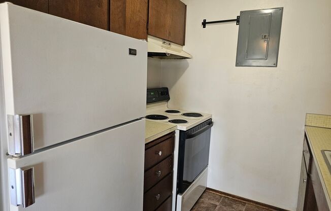 Lancer Apartments: Leasing Specials! Beautiful Mid-Century Units in West Seattle