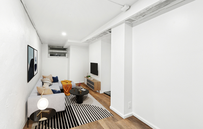 205 W 20 ST