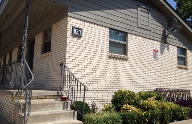 821 S TROOST AVE