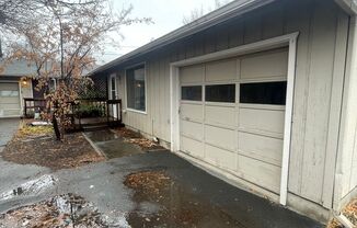 2 Bedroom / 1 Bathroom Single Level Duplex in Redmond