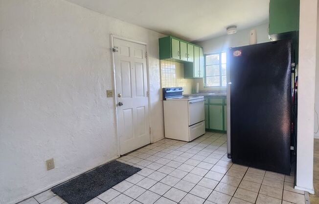 2 Bedroom 1 Bath Single Family Home, Fenced in Yard