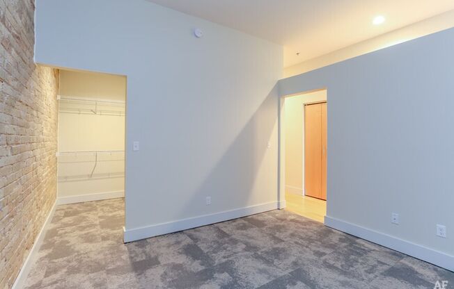 1 bed, 1 bath, 870 sqft, $1,905, Unit 211