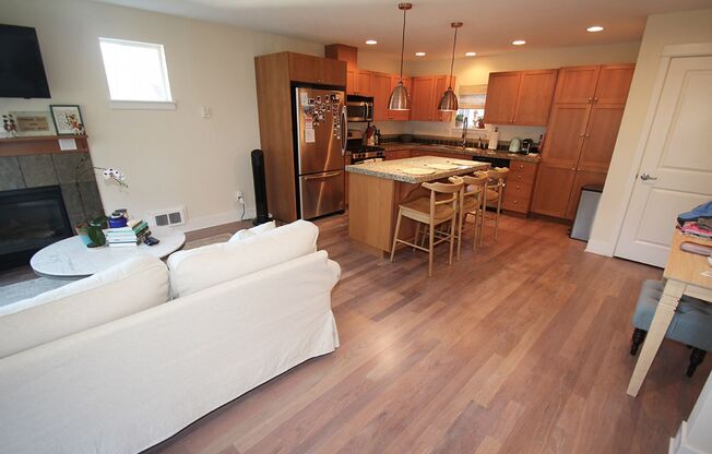 LUXURY 2-BED BALLARD TOWNHOME FOR RENT WITH EASY COMMUTE!