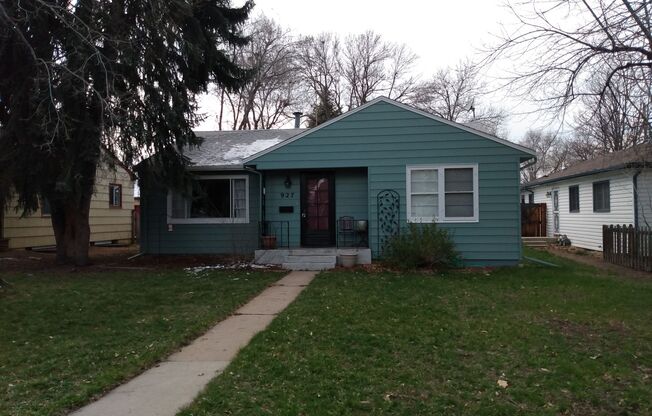CHARMING 3 BED/1 BATH HOME IN THE HEART OF LONGMONT AVAILABLE 6/10!