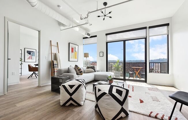 2 beds, 1 bath, 865 sqft, $2,350, Unit Unit 612