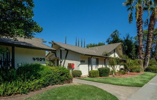 Courtyard With Green Space at Reef Apartments, Fresno, California