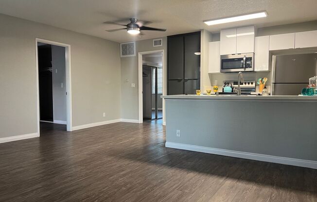 2 beds, 1.5 baths, 850 sqft, $2,880, Unit 0008
