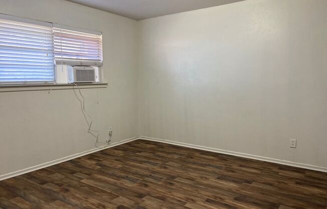 2 beds, 1 bath, 825 sqft, $850, Unit A