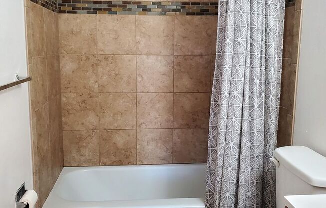 2 beds, 1 bath, $1,100, Unit Unit C2
