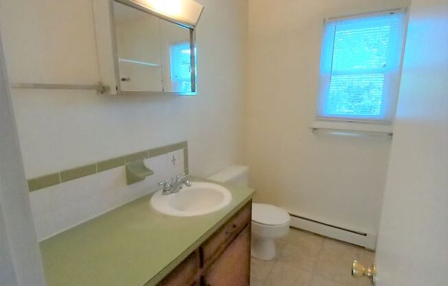 2 beds, 1 bath, 903 sqft, $1,170, Unit K-5