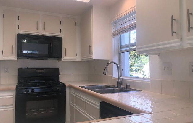 Bright 2 Bedroom Condo in Oceanside!