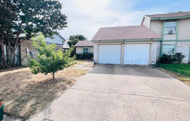 Charming 2 bedroom 1-bathroom Duplex unit features a prime location